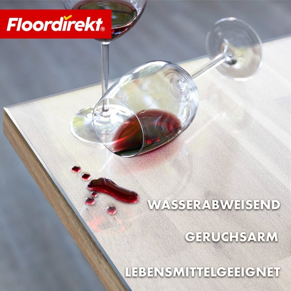 Produktbild mit verschüttetem Rotwein auf einem Tisch, der die Eigenschaften wasserabweisend, geruchsarm und lebensmittelecht hervorhebt. Floordirekt Logo.