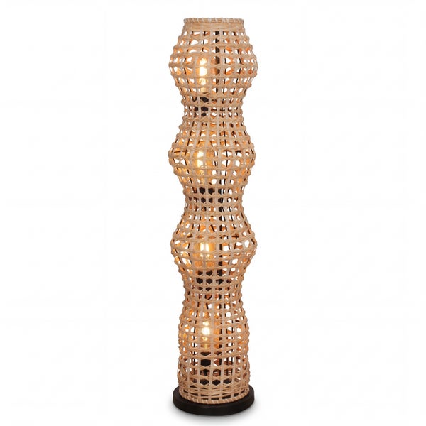 Stehleuchte aus naturfarbenem Rattangeflecht, gewellte Säulenform mit vier Ebenen und sichtbaren Leuchtmitteln.