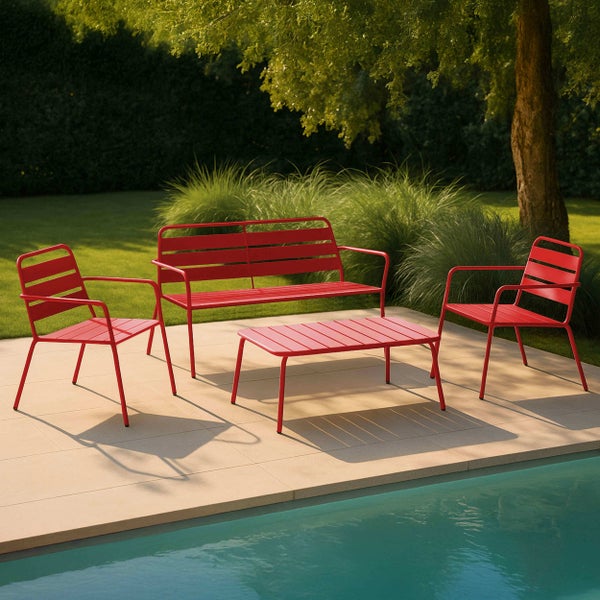 Helle, moderne Gartenmöbel Sitzgruppe aus roten Metalllamellen mit Bank, zwei Sesseln und einem Tisch auf einer Terrasse am Pool.
