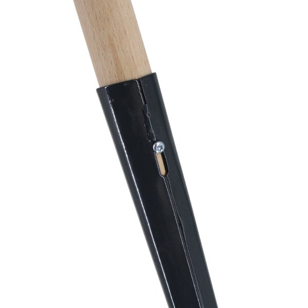 Nahaufnahme eines Holzstiels, der mit einer Schraube in einer schwarzen Metallhülse befestigt ist.