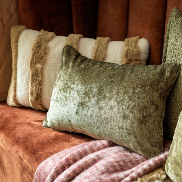 Dekorative Kissen und Decke auf einem Sofa