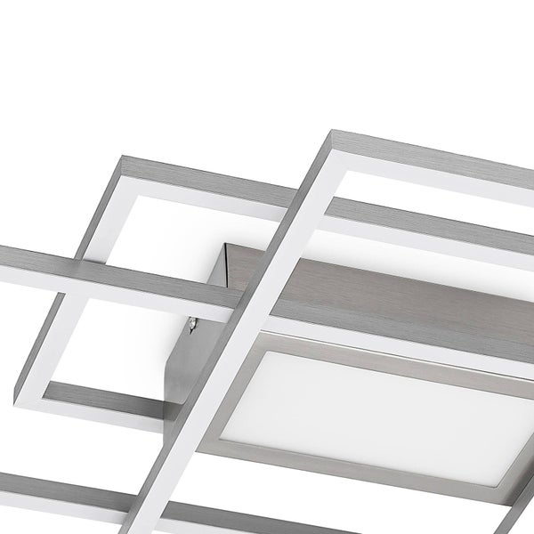 Nahaufnahme einer modernen LED-Deckenleuchte mit überlappenden quadratischen Metallrahmen und integrierten Lichtleisten.