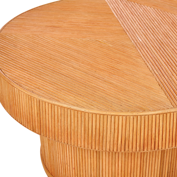 Runder Couchtisch aus Holz mit vertikal geriffeltem Sockel und geometrischem Linienmuster auf der Tischplatte.