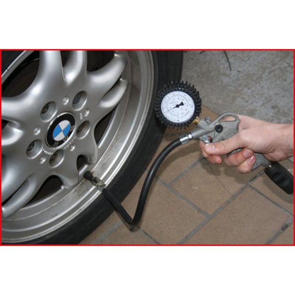 Reifenfüller mit Manometer im Einsatz an einem Autoreifen