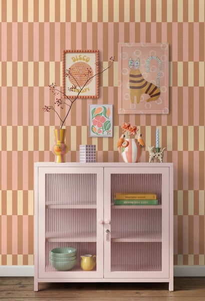 Vliestapete mit geometrischem Muster im Flur unter der Treppe, Sideboard mit Wiener Geflecht, Wandspiegel und Garderobe.