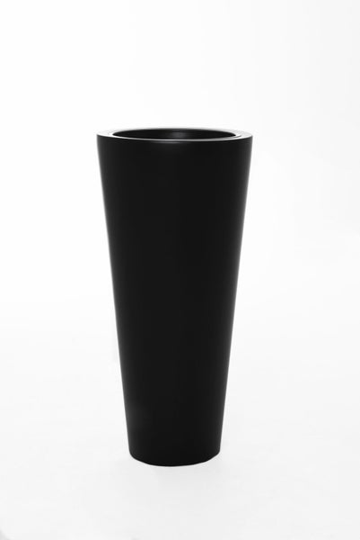 Hoher, konischer Pflanzkübel aus Kunststoff in Schwarz.
