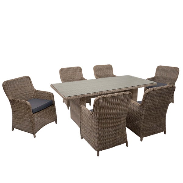 Gartenmöbel-Set aus beigem Polyrattan-Geflecht mit rechteckigem Glastisch und sechs Sesseln inklusive grauer Sitzkissen.