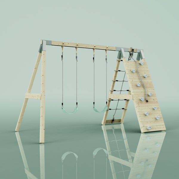 Schaukelgestell aus hellem Holz mit zwei Schaukeln, Kletterwand mit Griffen und Seil sowie Strickleiter.