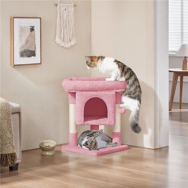 Rosa Katzenkratzbaum mit zwei Katzen in einem hellen Raum.