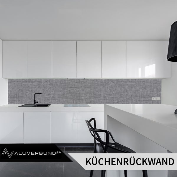Moderne Küche mit Nischenrückwand in Stoffoptik und weissen Hochglanzfronten sowie Aluverbund24 Logo