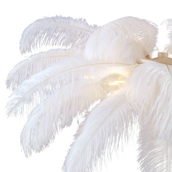 Detailansicht eines Lampenschirms mit weißen Federn und einer leuchtenden Glühbirne.