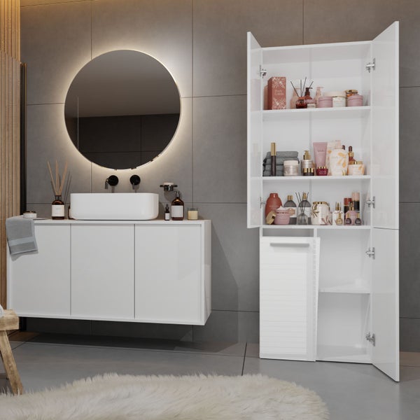 Modernes Badezimmer mit Waschbeckenunterschrank, Spiegelschrank und offenem Hochschrank für Badezimmerutensilien