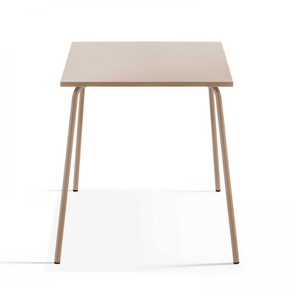 Quadratischer Gartentisch aus Metall in Beige mit vier schlanken Beinen.