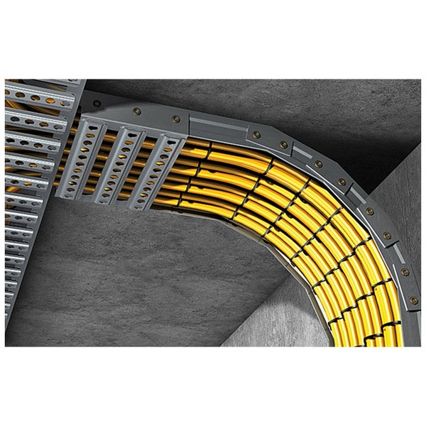 Installationskanal mit Kabeln an einer Betondecke