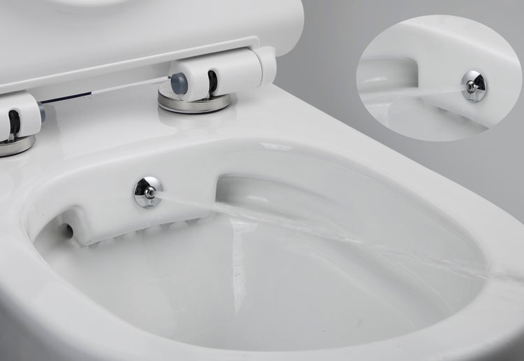 Weisse Toilette mit Bidetfunktion in Betrieb