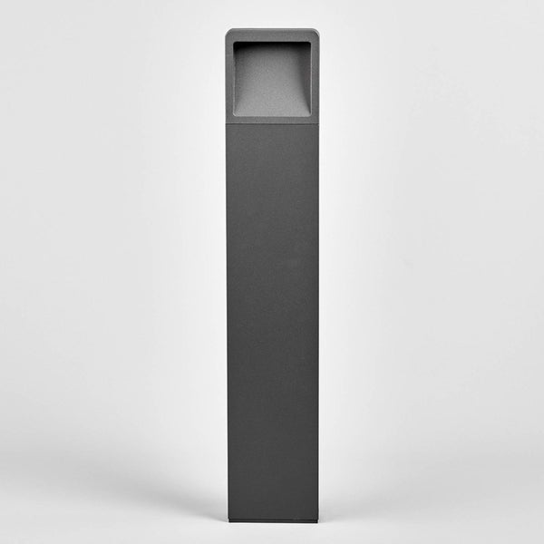 Anthrazitfarbene Pollerleuchte für den Außenbereich aus Aluminium in rechteckiger Säulenform.