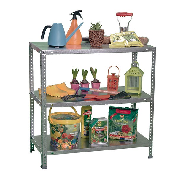 Organisiertes Metallregal mit drei Ebenen, bestückt mit Gartenutensilien wie Gießkannen, Blumentöpfen, Gartenwerkzeugen und Erde.