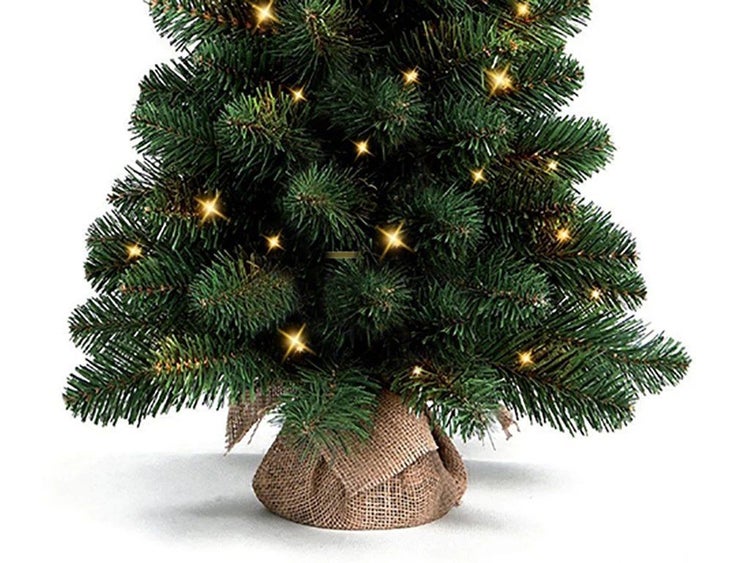 Künstlicher Weihnachtsbaum mit LED Lichterkette und Jutesack als Fuß