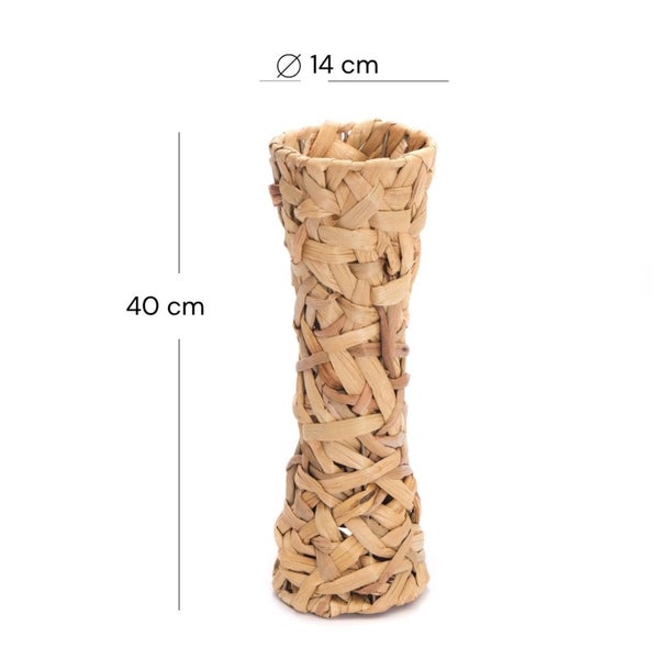 Geflochtene Vase aus naturfarbenem Material mit einer Höhe von 40 Zentimeter und einem Durchmesser von 14 Zentimeter.