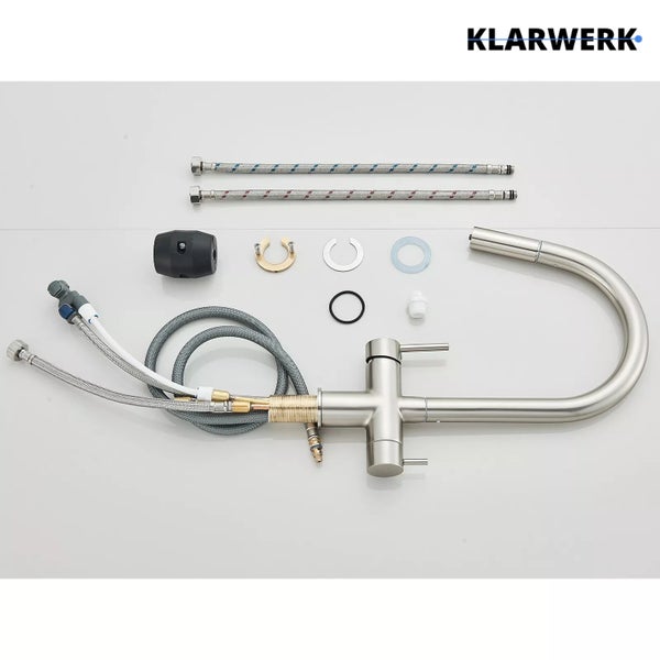 Klarwerk Küchenarmatur mit ausziehbarer Geschirrbrause, flexiblen Anschlussschläuchen und Montageset. Klarwerk Logo.