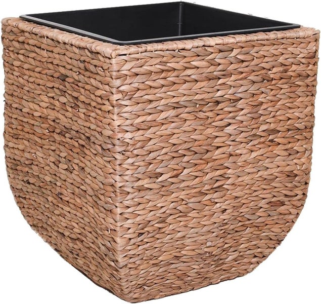 Quadratischer Pflanztopf aus geflochtener Wasserhyazinthe mit Kunststoffeinsatz.