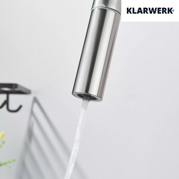 Ausziehbare Brause einer Küchenarmatur aus Edelstahl mit fließendem Wasser. Klarwerk Logo.