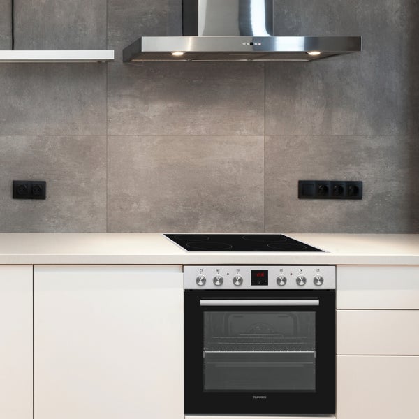 Moderne Küche mit Herd, Kochfeld und Dunstabzugshaube.