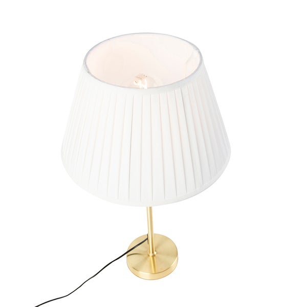 Tischleuchte mit weißem plissiertem Textilschirm und rundem messingfarbenem Metallfuß.