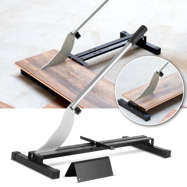 Stahlwerk Laminatschneider aus Metall mit Hebel beim Schneiden eines Laminatpaneels in Holzoptik mit Detailansicht.
