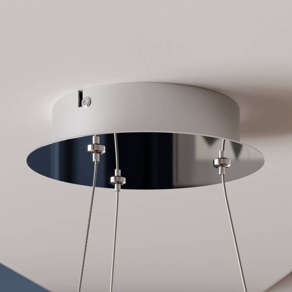 Runder Deckenbaldachin für Pendelleuchten mit drei dünnen Drahtseilen und einer spiegelnden Unterseite.