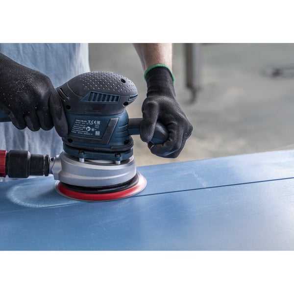 Handwerker benutzt Exzenterschleifer auf Werkstück