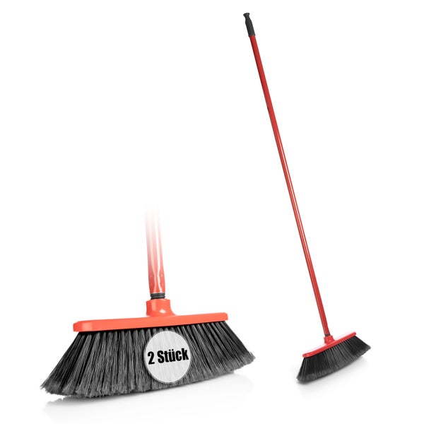 Zwei Kehrbesen mit Stiel