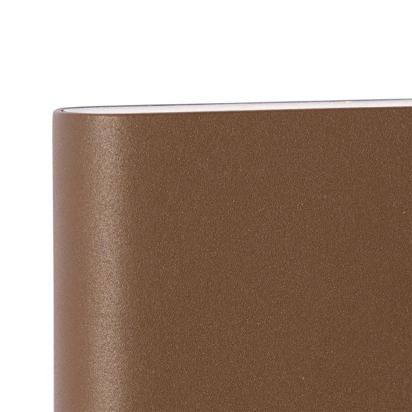 Nahaufnahme einer braunen Wandleuchte mit strukturierter Oberfläche aus Metall.