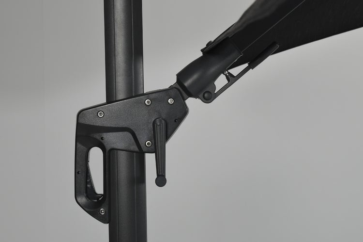 Verstellmechanismus eines Ampelschirms mit Schiebegriff und Hebel zur Neigungseinstellung am Schirmmast.