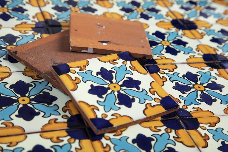 Dekorative Fliesen mit floralem Muster