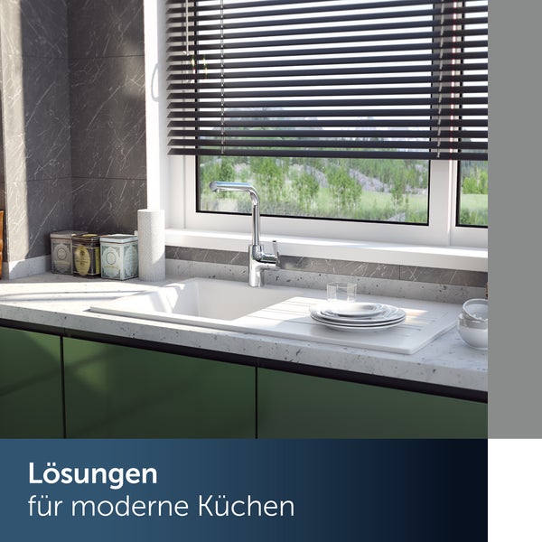 Moderne Küche mit eingebauter Spüle, chromfarbener Armatur, Jalousie am Fenster und Marmoroptik-Arbeitsplatte.