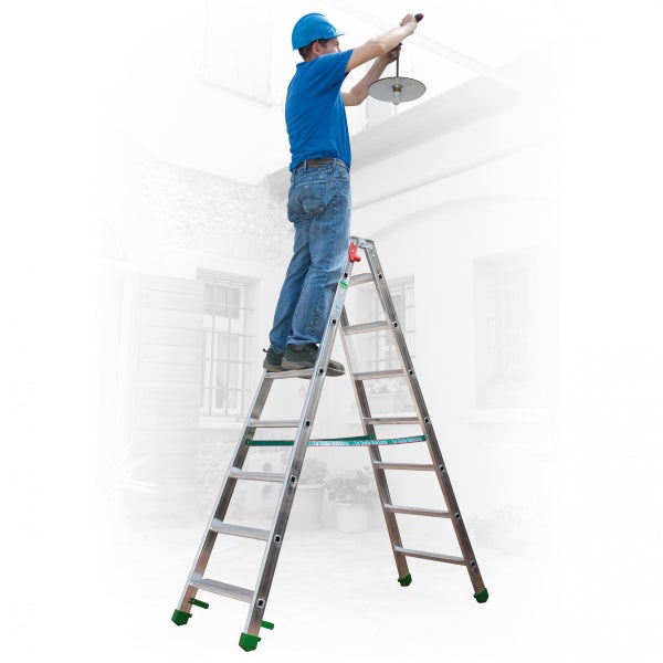 Mann auf einer Leiter bei der Installation einer Lampe