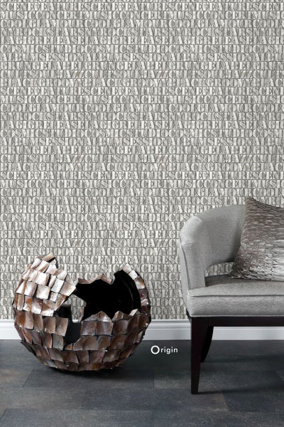 Dekorative Szene mit einer beschädigten Kugel, einem grauen Sessel und einer Wandtapete mit Wortmuster