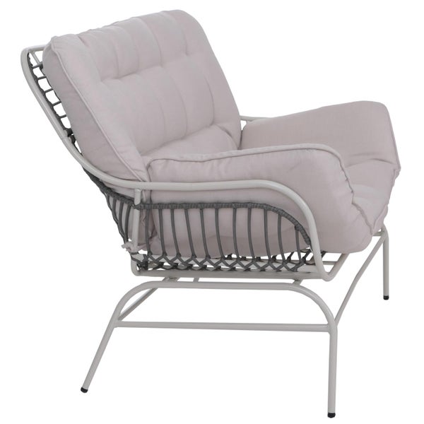 Moderner Loungesessel mit robustem Metallgestell, dekorativer Seilbespannung und voluminösen Sitz- sowie Rückenkissen.