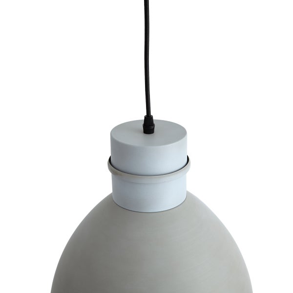 Moderne Hängeleuchte in Kuppelform mit Textilkabel und zylindrischem Deckenanschluss für eine minimalistische Raumbeleuchtung.