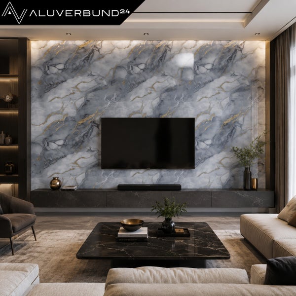 Wandverkleidung in Marmoroptik mit goldenen Adern in einem modernen Wohnzimmer hinter einem Fernseher. Aluverbund24 Logo.