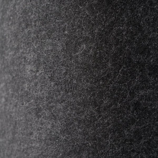Detailaufnahme einer grauen Filzoberfläche.