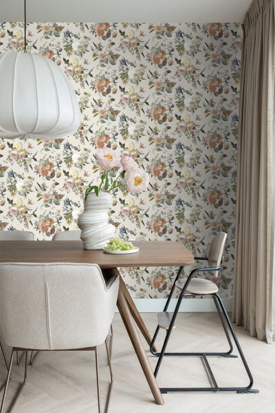 Esszimmer mit Esstisch, Stühlen und Blumentapete