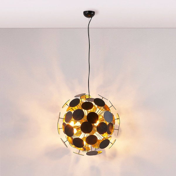 Kugelförmige Pendelleuchte aus Metall mit runden schwarzen und goldenen Scheiben.