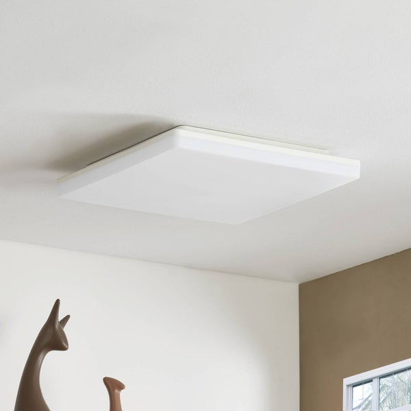 Moderne quadratische LED-Deckenleuchte in Weiß mit flachem Design, montiert an einer weißen Decke in einem hellen Wohnraum.