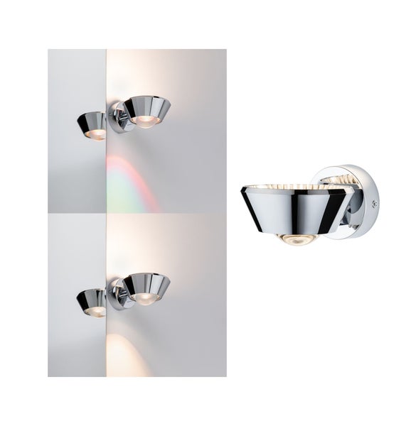 Wandleuchte aus Chrom mit Spot und verschiedenen Lichteffekten an der Wand, inklusive Regenbogeneffekt.