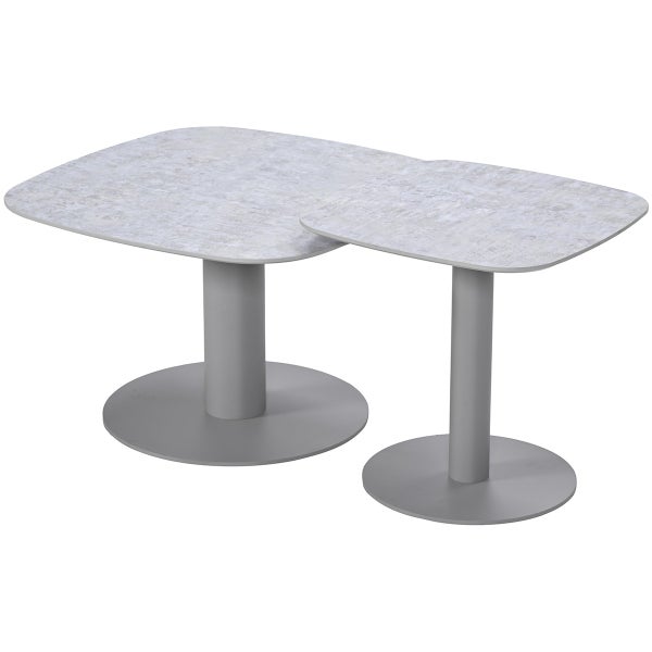 Zweiteiliges Couchtisch-Set mit Tischplatten in Beton-Optik und runden Säulenfüßen aus Metall.