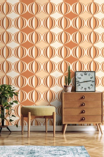 Retro Wohnraum mit gemusterter Tapete, Kommode und Sitzhocker