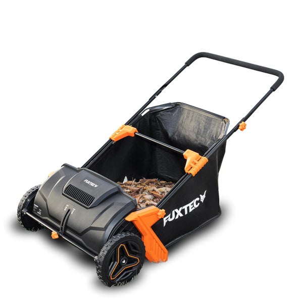 Schwarze und orange FUXTEC Laubkehrmaschine mit Fangkorb, handgeschobenes Gartengerät für Laub und Gartenabfälle.