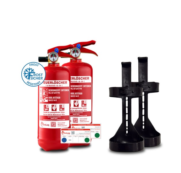 Feuerlöscher Set: Zwei FireLoq 1 Kilogramm ABC Pulverfeuerlöscher, frostsicher, mit zwei schwarzen Kunststoff-Halterungen und Wartungsaufklebern.